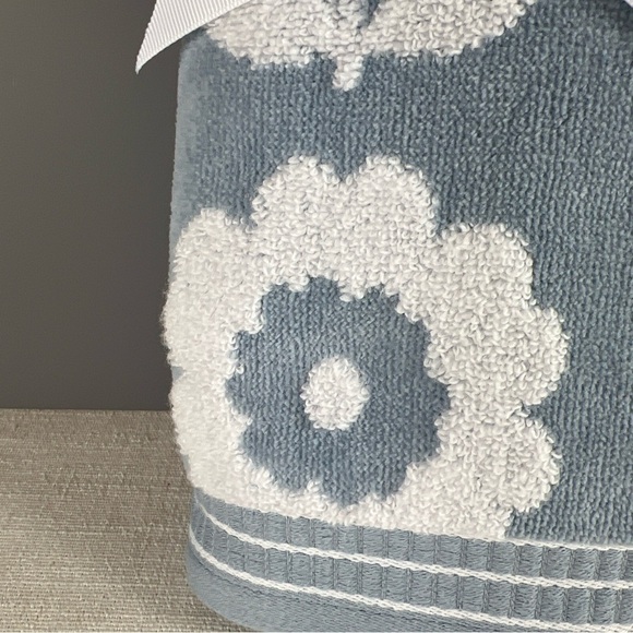 CARO Home Hand Towels Set of 2 Plush Blue White Flower Print 100% Cotton NEW - Picture 3 of 7